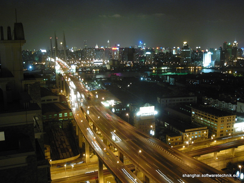 Pudong: Die Brücke nachts