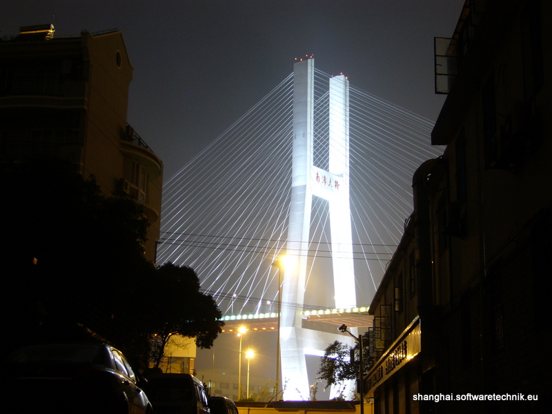 Pudong: Beleuchteter Pylon